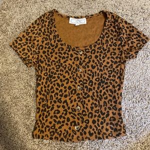 Cropped leopard print tee